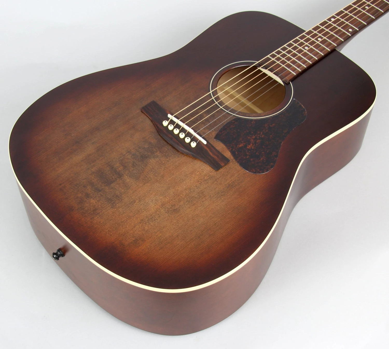 Art & Lutherie Americana Acoustic Guitar | Bourbon Burst 9 Art & Lutherie Americana Acoustic Guitar | Bourbon Burst