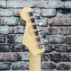 Fender Player Stratocaster, Maple Neck, 3-Color Sunburst