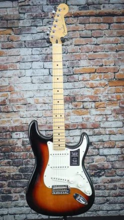 Fender Player Stratocaster, Maple Neck, 3-Color Sunburst