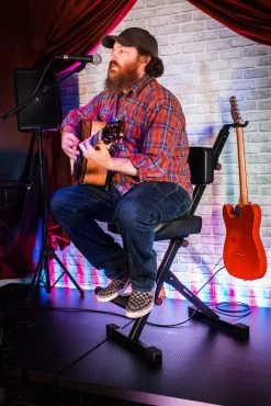 Gator Deluxe Guitar Seat W/ Adjustable Back Rest & Guitar Hanger | GFW-GTR-SEATDLX