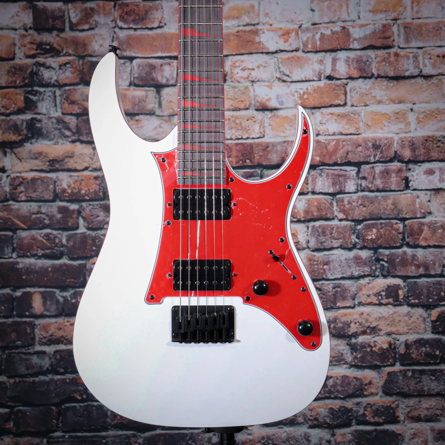 Ibanez GIO Series Electric Guitar - White/Red | GRG131DXWH 4 Ibanez GIO Series Electric Guitar - White/Red | GRG131DXWH