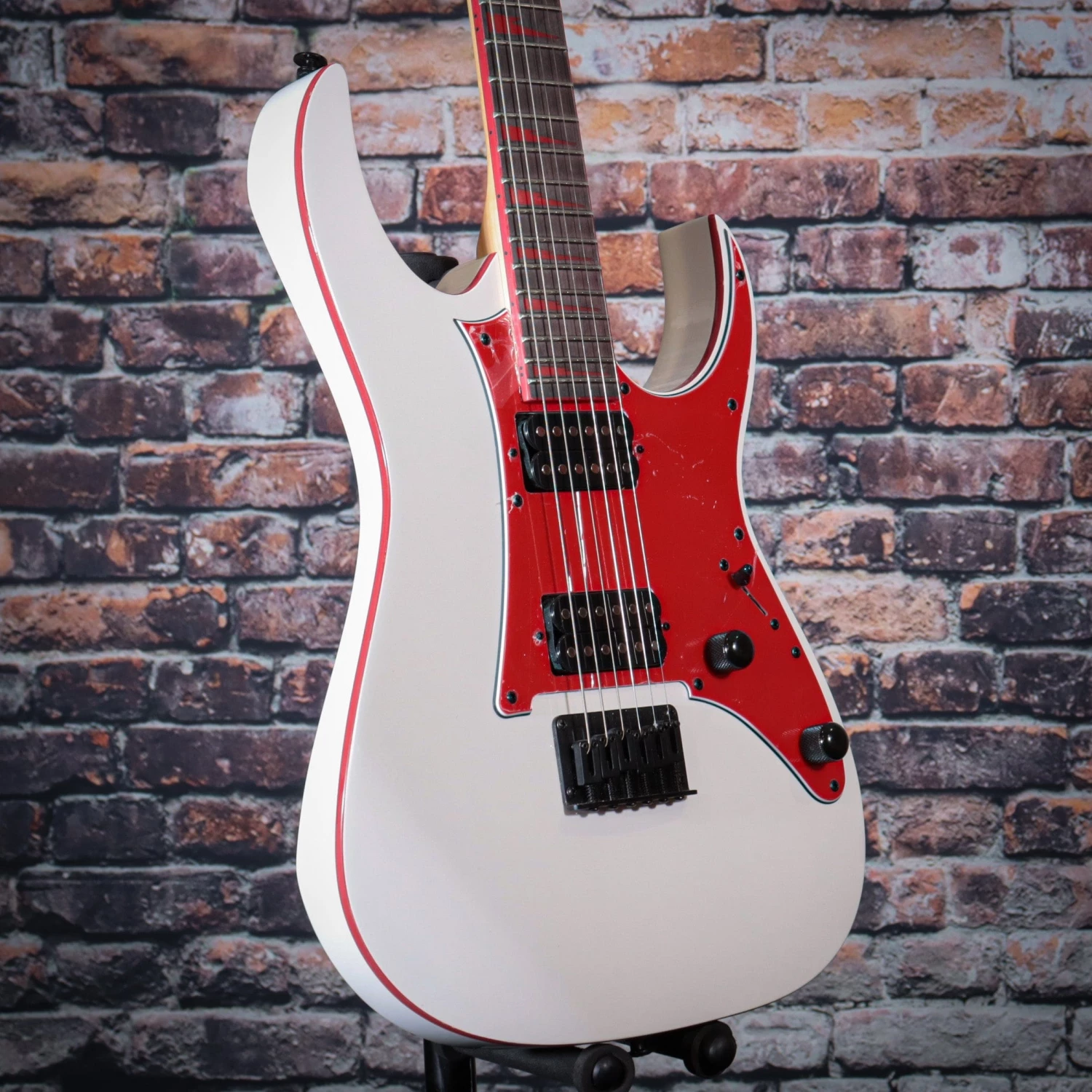Ibanez GIO Series Electric Guitar - White/Red | GRG131DXWH 3 Ibanez GIO Series Electric Guitar - White/Red | GRG131DXWH